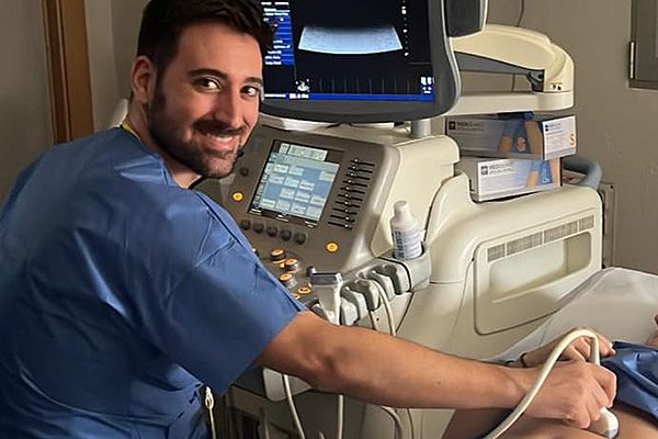 Carlos Fernández durante sus prácticas en Medicina.