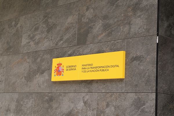 Cartel del Ministerio para la Transformación Digital y de la Función Pública.