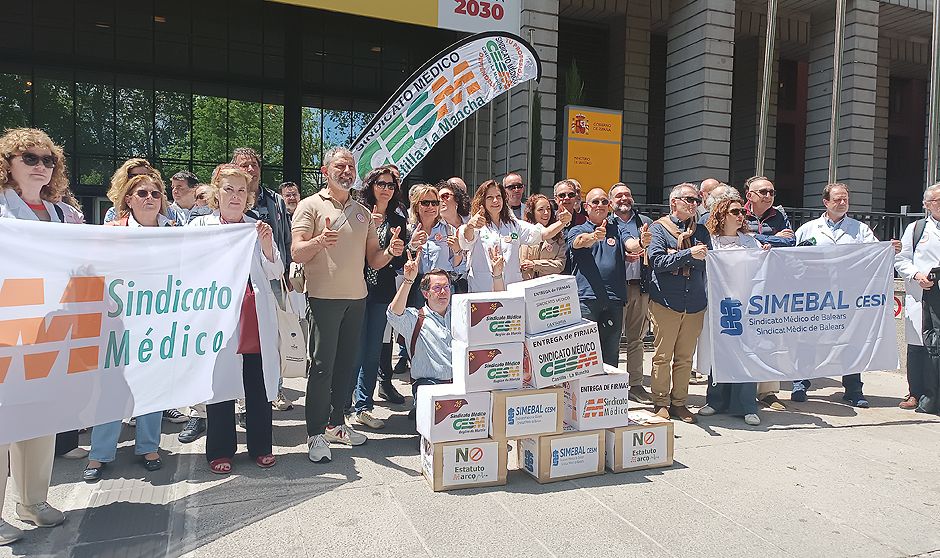Sindicalistas médicos han protestado ante el Ministerio de Sanidad contra el Estauto Marco.