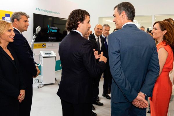 Pablo Crespo charla con Pedro Sánchez y Mónica García.
