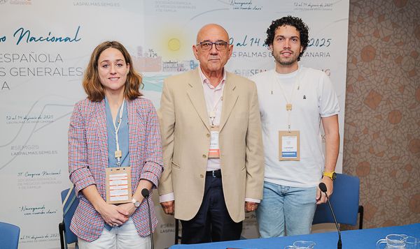 Cristina Santomé, miembro del Grupo Residentes y Jóvenes Especialistas de SEMG; Juan José Rodríguez Sendín, miembro del Grupo Bioética de SEMG; y Aythami Rivero, miembro del Grupo Residentes y Jóvenes Especialistas de SEMG.
