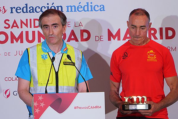 Mikel García, subdirector de Enfermería de Summa 112; e Israel Yagüe, jefe supervisor del GERA de los Bomberos de Madrid.