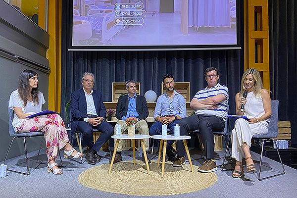 Primera mesa de debate en la jornada técnica “Gestión y preparación ante apagones en entornos hospitalarios”