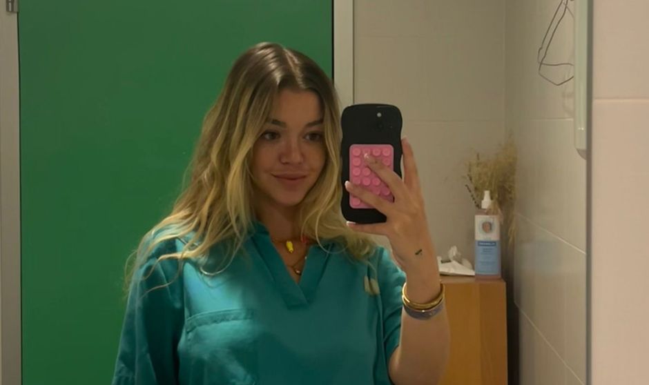 Alba Arribas con el uniforme de enfermera.