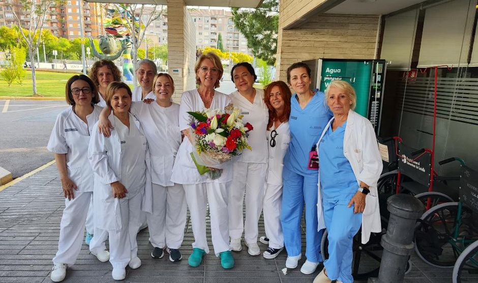 Isabel Estada junto a sus compañeras del hospital.