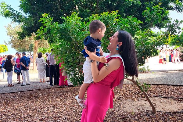 Isabel Vilchez celebrando su graduación en Enfermería junto a su hijo. 