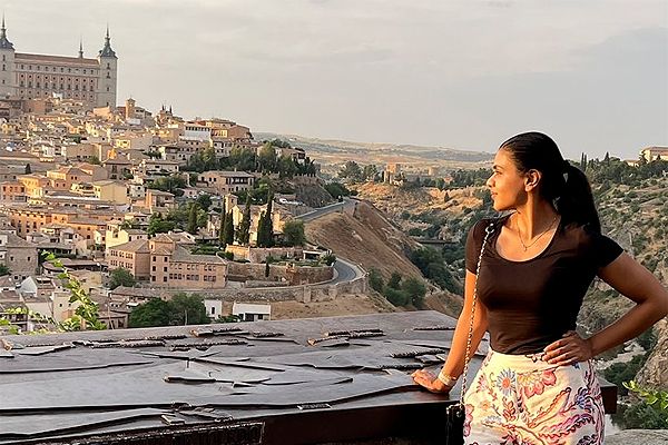 Sarah, de visita turística en Toledo.