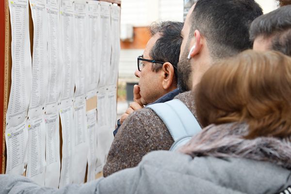 Aspirantes al MIR revisando las listas previas al examen.