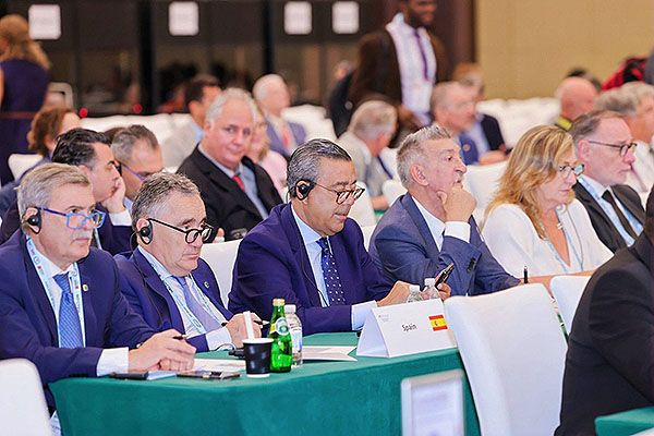 Delegación española, liderada por Óscar Castro Reino, presidente del Consejo General de Dentistas.