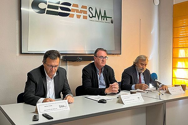 Rafael Ojeda, presidente del SMA; Víctor Pedrera, secretario general de la Confederación Estatal de Sindicatos Médicos (CESM); y Miguel Lázaro, presidente de CESM.