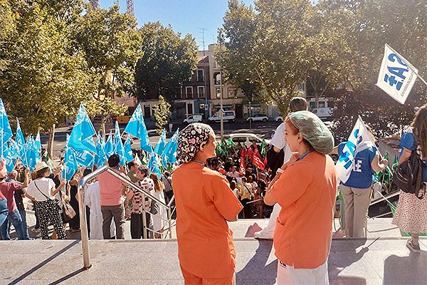 Varios asistente a la concentración en el Hospital Universitario Gregorio Marañón. 