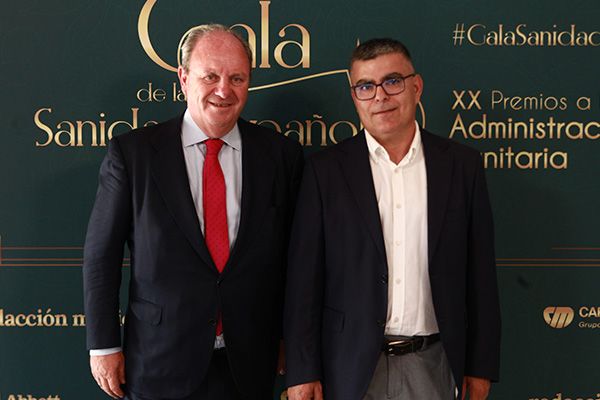A la izquierda, Ángel Nicolás García, presidente del Centro Asistencial Solimat de Toledo recoge el premio a mejor Centro Sanitario Privado de manos de José Luis García Paniagua, vocal de las Cortes de Arbitraje y Mediación de la Cámara de Comercio e Industria de Toledo.A la derecha, Luis Rodríguez Padial, presidente del Colegio de Médicos de Toledo, entrega el premio a la mejor Campaña o Acción Sanitaria a Libia de Miguel, jefe de Servicio de Recursos, Servicios y Programas de la Dirección General de Mayores.