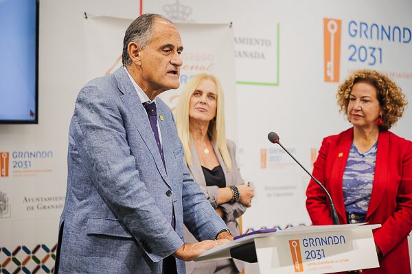 José Polo, presidente de Semergen; Elisa Campoy, concejala de Comercio, Consumo y Salud del Ayuntamiento de Granada; y Ana Cabrerizo, presidenta del comité organizador del 47º Congreso de Semergen.