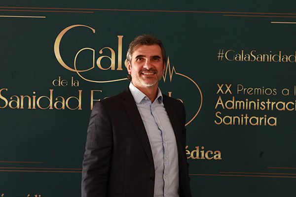 José Antonio Gil-Lahorra, gerente del sector de Calatayud; Raúl Wenceslao Fernández Moros, director del Hospital Ernest Lluch de Calatayud;  Ricardo Oliván, consejero de Sanidad, Bienestar Social y Familia de Aragón;  Miguel Eguizábal, gerente del Sector Huesca y Barbastro; y Luis Canalejo, director del Hospital de Barbastro, en la entrega del galardón Hospital Público.