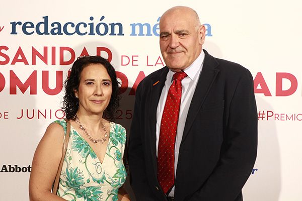 El letrado Juan Méjica, Jesús Peláez, vicedecano de la Facultad de Medicina de la Universidad CEU San Pablo; y Kepa Urigoitia, presidente del Colegio de Médicos de Álava.