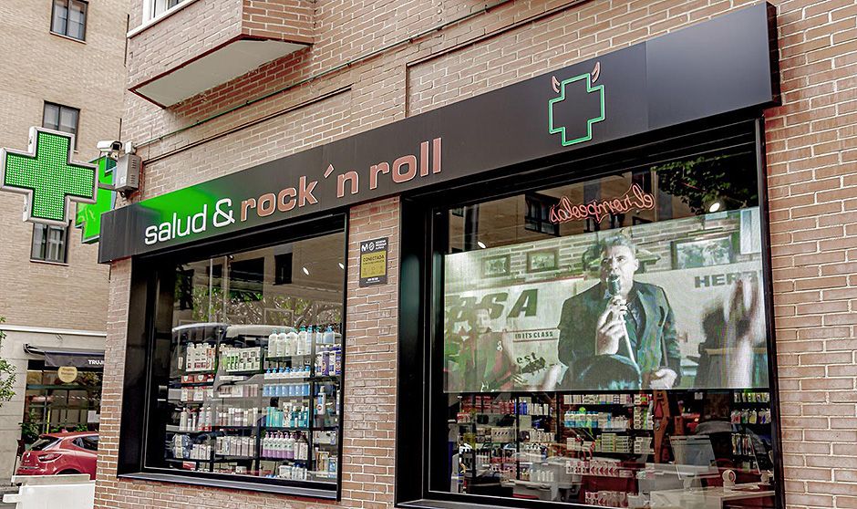 La fachada de la farmacia de Paco Hernández.
