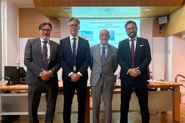 Gerardo Aguilar Aguilar, segundo por la izquierda, tras superar la prueba para profesor titular universitario.