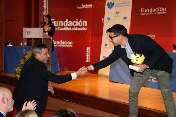 Juan Manuel Fernández saluda al presidente del Colegio de Médicos de Toledo, Raúl Calvo.