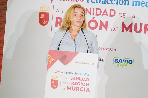 Eva Fages recoge el premio Redacción Médica a la Sanidad de la Región de Murcia en la categoría de 'Servicio Hospitalario'.