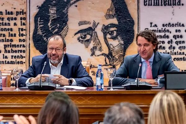 César Hérnández,  director general de Cartera Común de Servicios del Sistema Nacional de Salud y Farmacia; y Pablo Crespo, secretario general de Fenin.