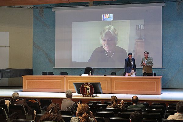 Ponencia de Julia Slingo, climatóloga especializada en el cambio climático; moderada por Laurentiu Marin, anestesiólogo y miembro de la Sedar.