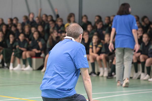 Explicación de Pilar Durán sobre los principios básicos de RCP a los niños.