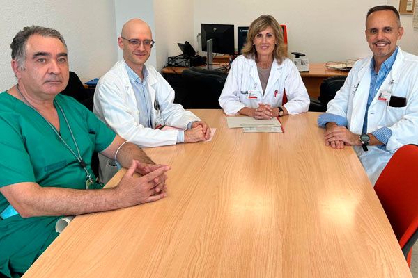 Carlos Navarro, jefe de Sección de Cirugía General; Francisco José Canals, director médico; la gerente Beatriz Massa; y David Costa.
