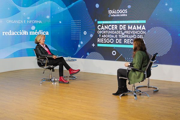 Ana Casas afirma que “un paciente que está bien informado, va a cumplir mucho mejor” y que la comprensión del subtipo tumoral, del estadio y del beneficio real del tratamiento es esencial para sostener la motivación terapéutica.
