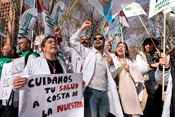 Grupo de manifestantes en Sevilla contra el Estatuto Marco.
