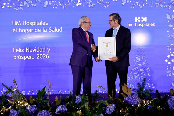 Ignacio Babé entrega el sello a Juan Abarca.