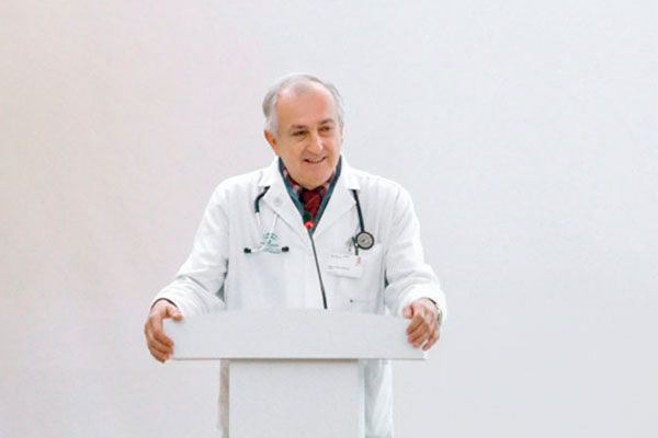 El médico internista Manuel Ollero Baturone.