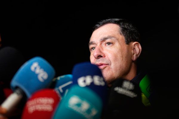 El presidente andaluz, Juanma Moreno, en Adamuz en la madrugada de este lunes.