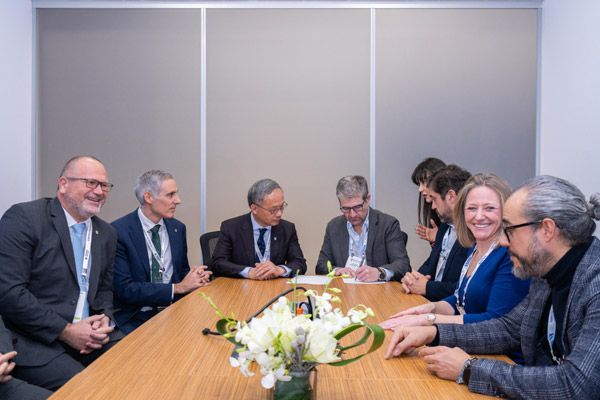 Momento de la firma durante RSNA 2025. De izquierda a derecha: Borja Ribed, CEO de APR Salud, Profesor Qun Chen, Presidente de United Imaging Healthcare Europe y Dr. Antonio Luna, Consejero Delegado y Director Médico de HT médica.