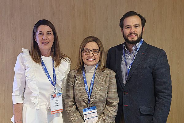  María Sánchez Ledesma, coordinadora del Programa de Optimización de Uso de Antimicrobianos (PROA) del Complejo Asistencial Universitario de Salamanca; Montserrat Chimeno, presidenta de la Sociedad Española de Medicina Interna (SEMI); y Luis Cabeza Osorio, presidente de la SEMI de Madrid y Castilla-La Mancha.
