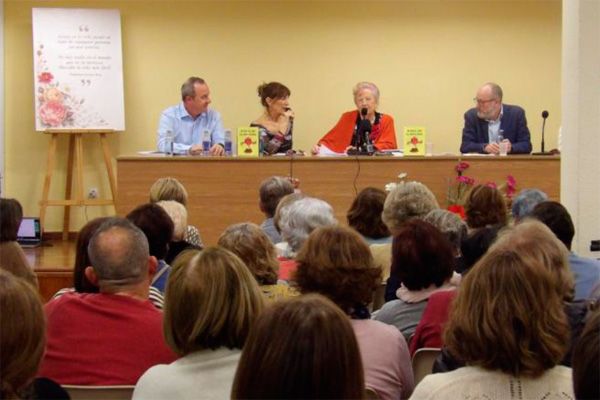Un momento de la presentación del libro, con Luisa Gil Cardillo en posesión de la palabra. Ayuntamiento de Daimiel.