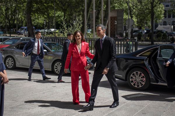 La ministra de Sanidad, Mónica García, y el presidente del Gobierno, Pedro Sánchez, a la entrada al acto de conmemoración del 40 aniversario de la Ley General de Sanidad. 