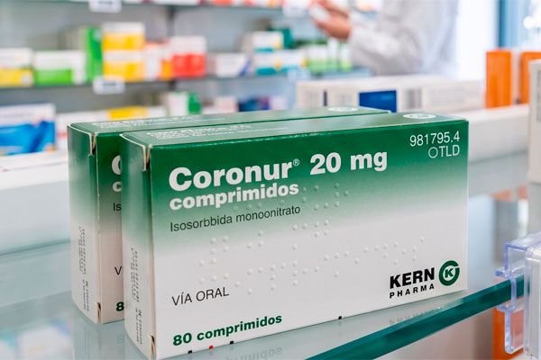 Coronur se utiliza en el tratamiento y prevención de la angina de pecho. Imagen editada con IA (Gemini).