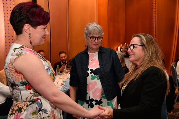 María Torres es felicitada en el evento, tras recibir el preciado galardón.
