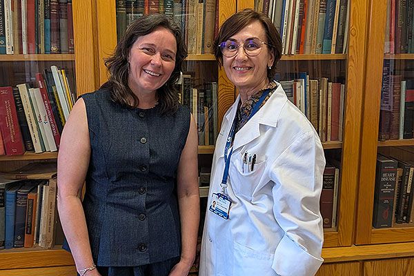 Rachel Thompson, directora médica de Core y expresidenta de la Sociedad Americana de Medicina Hospitalista, junto a Arantza Álvarez de Arcaya, internista del Hospital Clínico San Carlos e impulsora del modelo en el SNS.  