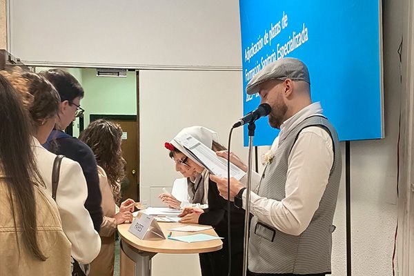 Equipo de FSE vestidos de chulapos durante la adjudicación de plazas MIR.