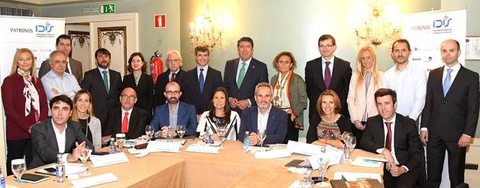 Miembros del patronato del Fundación del IDIS junto al equipo de Accenture durante la presentación de las nuevas herramientas tecnológicas.