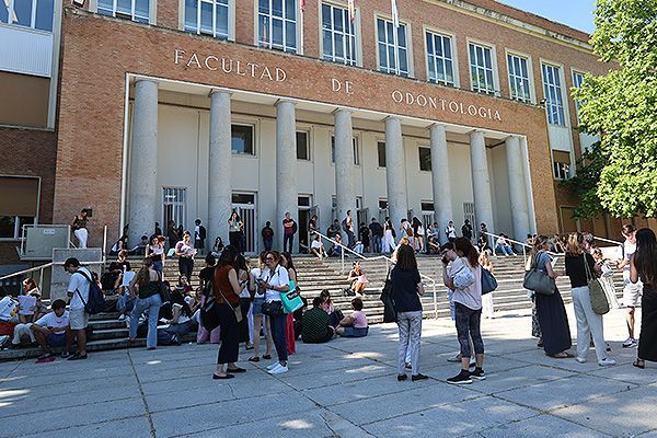 Estudiantes esperan a las puertas de la Facultad de Odontología de la Universidad Complutense para el primer examen de la PAU 2026.