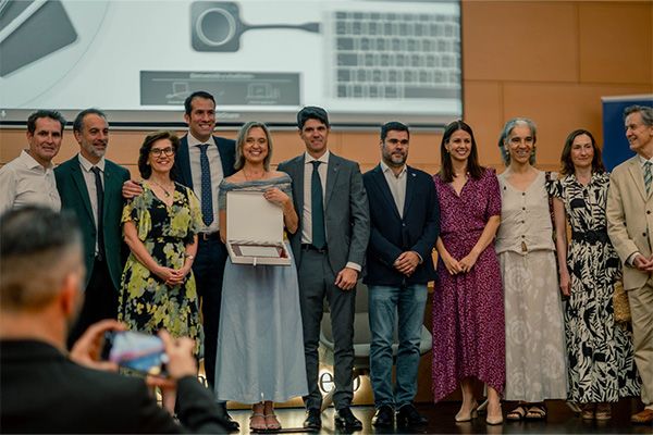 Berta Caro durante el homenaje con la Junta Permanente de Cofext.