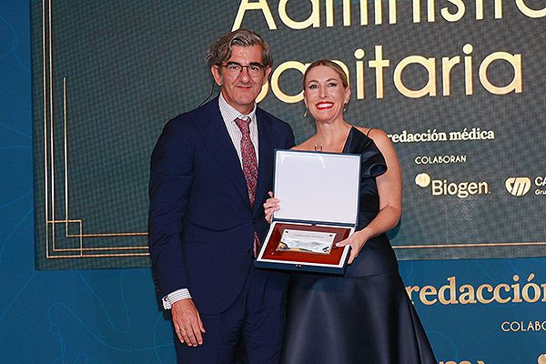 Juan Abarca Cidón, presidente de Redacción Médica; entrega el premio a María Guardiola Martín, presidenta de la Junta de Extremadura.