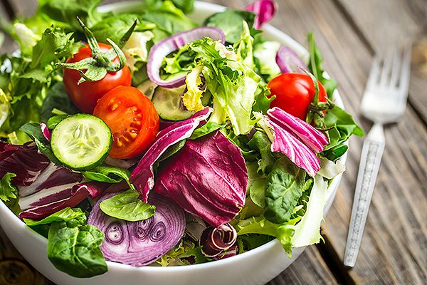 Un plato de ensalada.