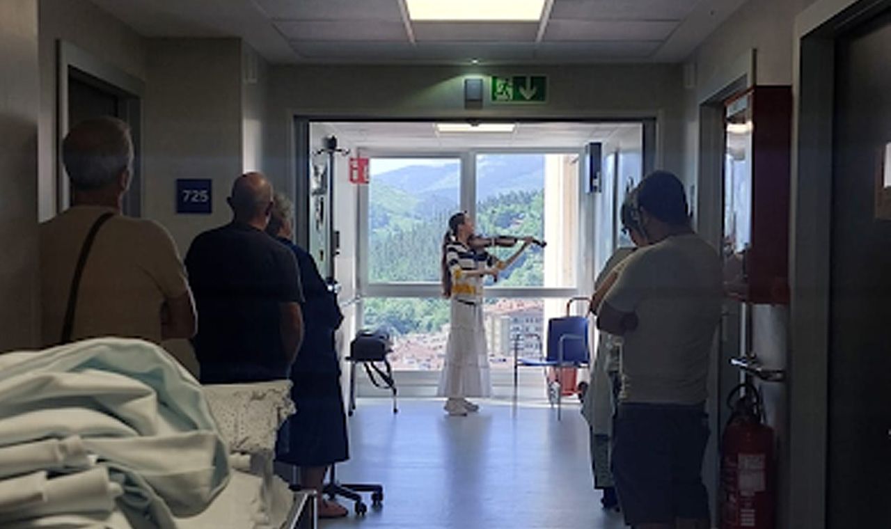 Irati Gañán en una de sus actuaciones frente a varios pacientes del hospital.
