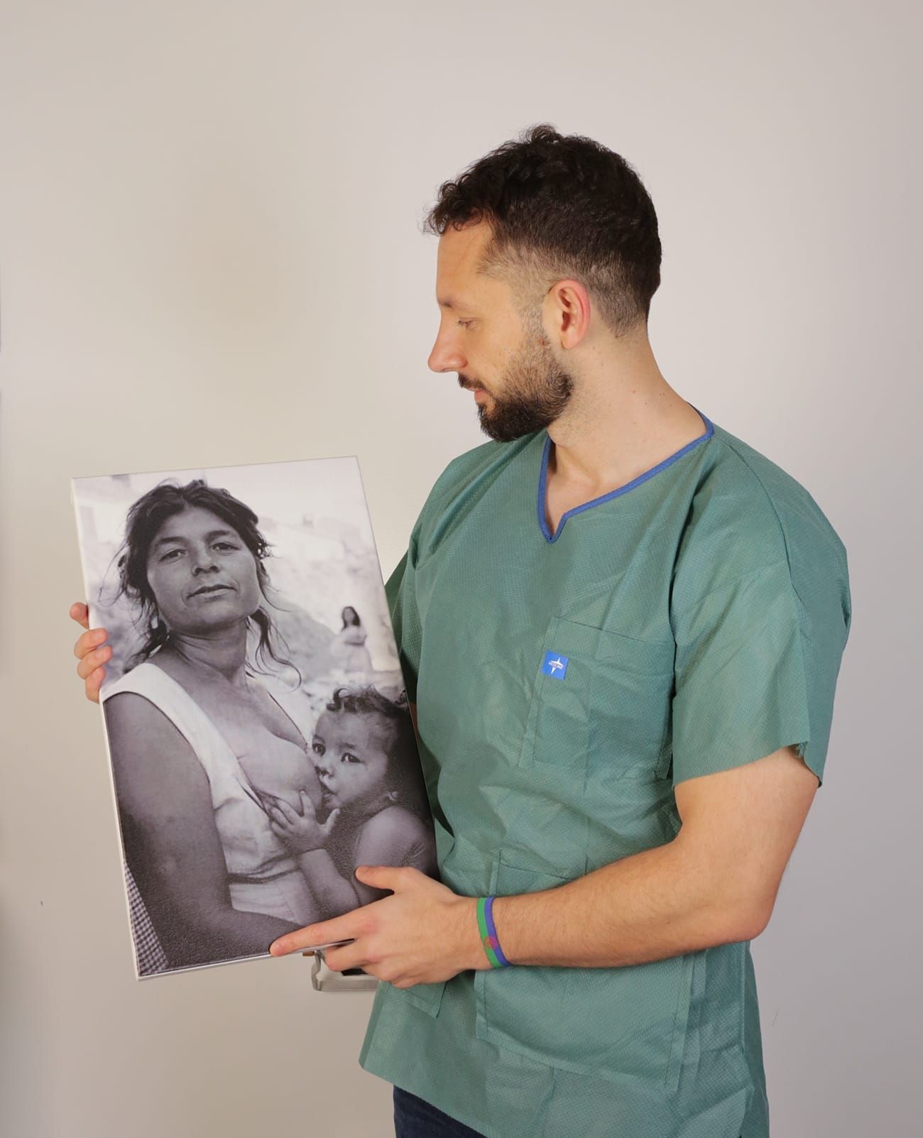Ángel junto a un retrato de su madre y su abuela.