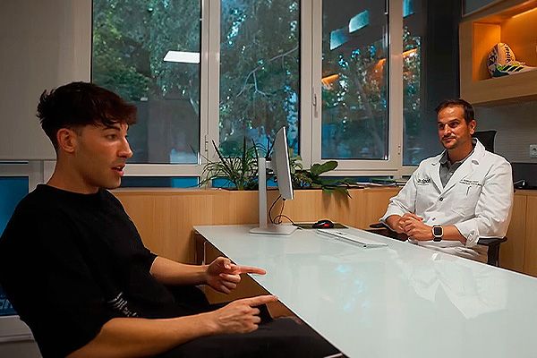 Ferran Abat junto a Viruzz.