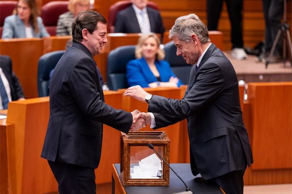 El presidente de Castilla y León, Alfonso Fernández Mañueco, felicitando al procurador popular José María Eiros.