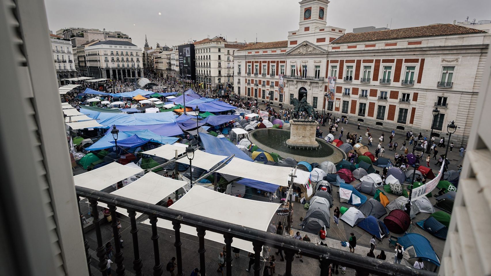 Acampada por la vivienda en la Puerta del Sol